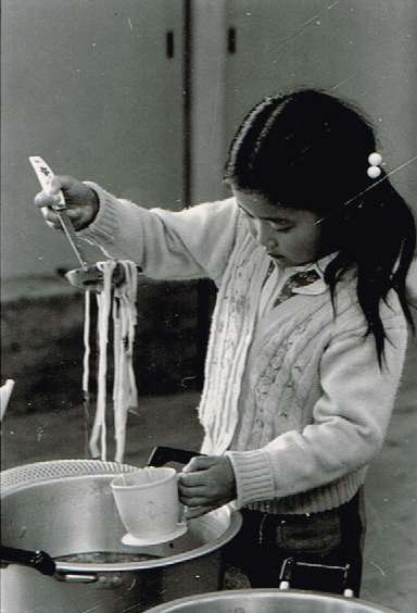 お昼ご飯をよそう子ども