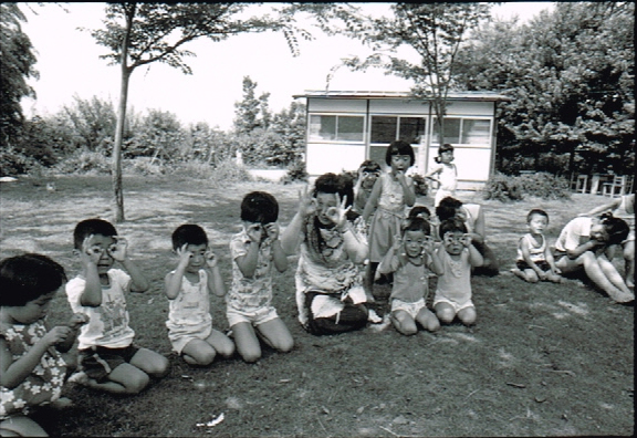 子どもと手遊びをする斎藤公子