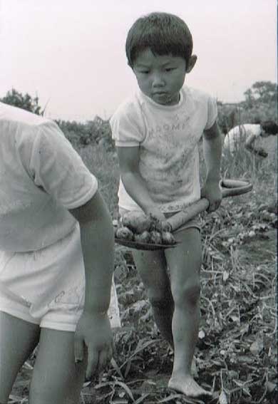 芋掘りをする子ども2